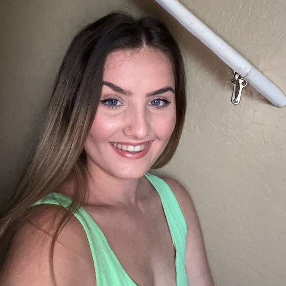 Profile Picture of Alexa Howland (@alexah01) on Poshmark