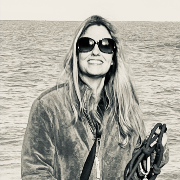 Profile Picture of Danielle Carnahan (@danielleca4) on Poshmark