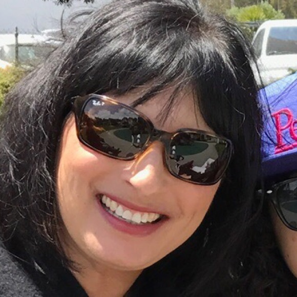 Profile Picture of Andrea Conneally (@aconneally) on Poshmark