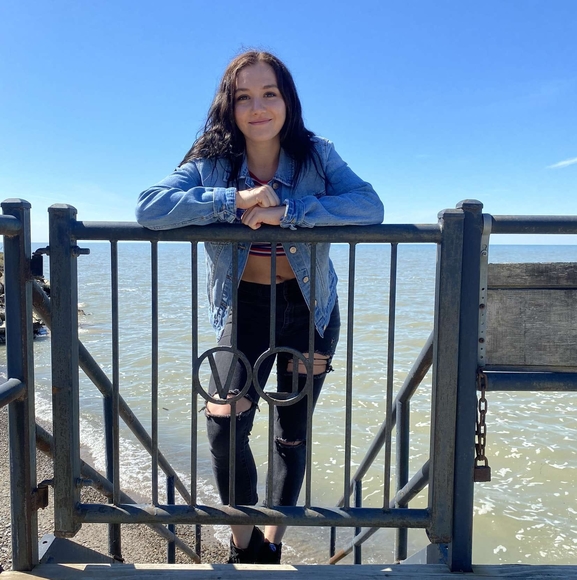 Profile Picture of Emma Hanski (@bbyemma) on Poshmark