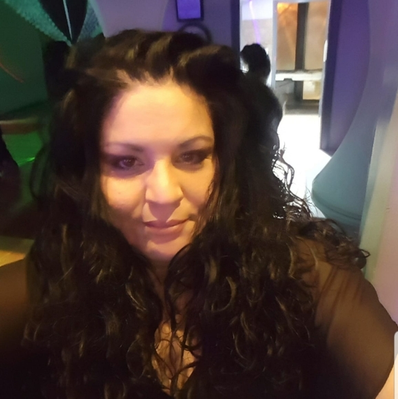 Profile Picture of Kelly Carneiro (@kcarneiro33) on Poshmark