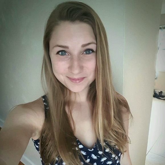 Profile Picture of Emily Mernone (@emernone) on Poshmark