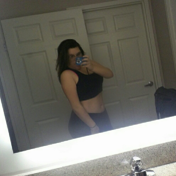 Profile Picture of Andrea Deronde (@andread3002) on Poshmark