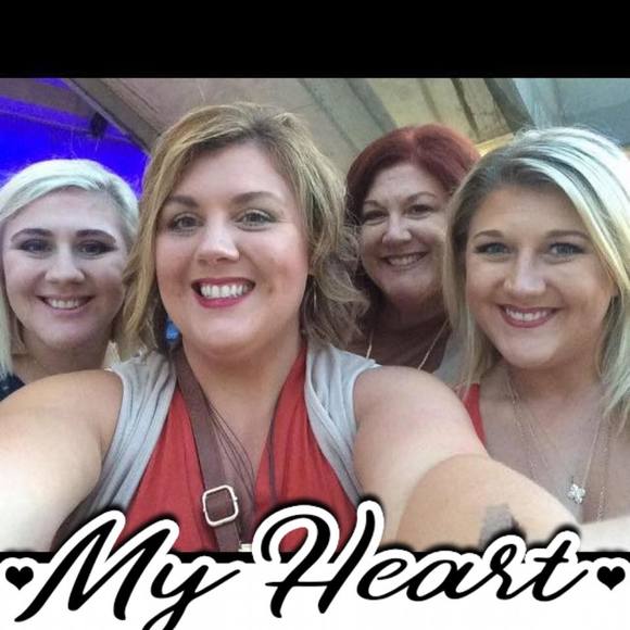 Profile Picture of Shannon Ocmand (@socmand) on Poshmark