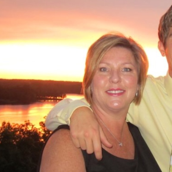 Profile Picture of Linda Benoit (@lindasueb) on Poshmark