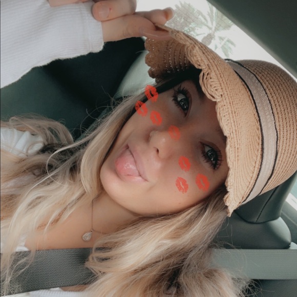 Profile Picture of Alexis Albergo (@alexisalbergo) on Poshmark