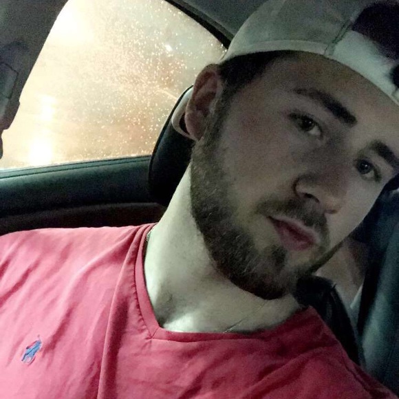 Profile Picture of Brandon Giles (@bgiles121) on Poshmark