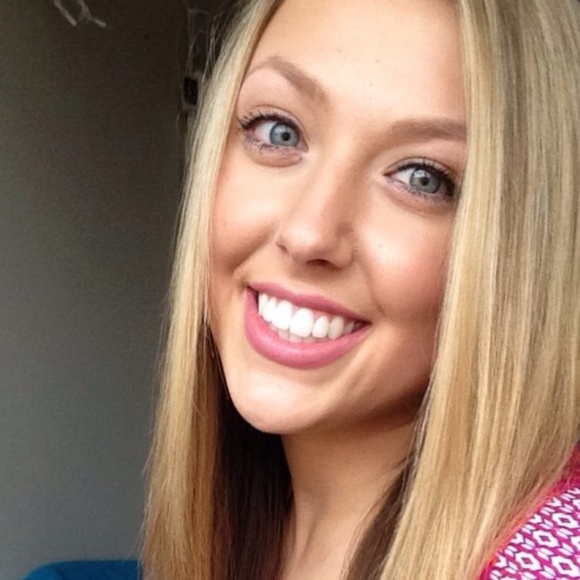 Profile Picture of Lexi Thummel (@lexitg20) on Poshmark