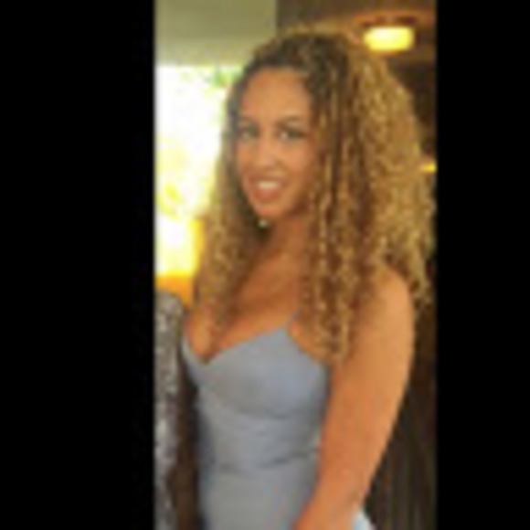 Profile Picture of Charis Petrozzi (@charispetrozzi) on Poshmark