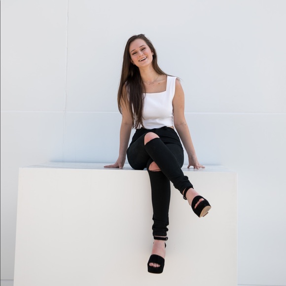 Profile Picture of Layton Debes (@annalaytondebes) on Poshmark