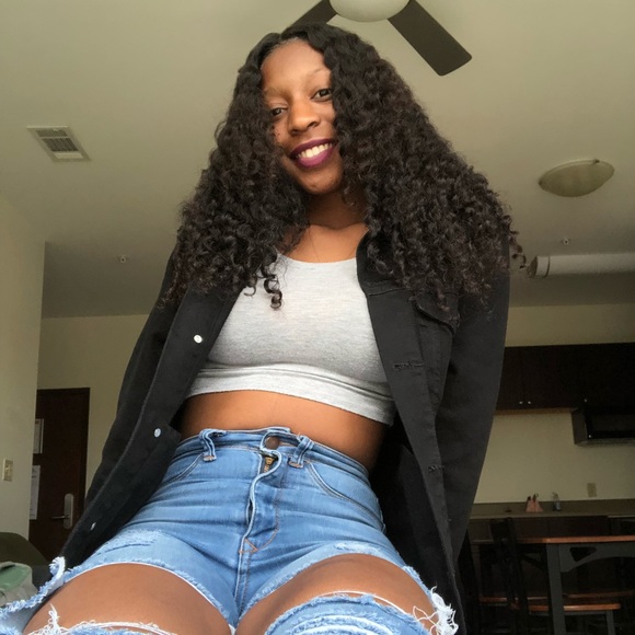 Profile Picture of Ariel Andrews (@ariel_andrews) on Poshmark