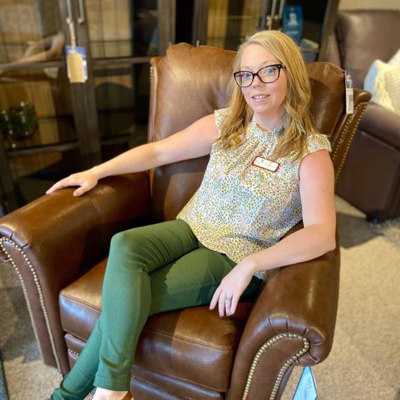 Profile Picture of Laura Schmick (@lauraliz525) on Poshmark