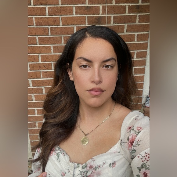 Profile Photo of Guadalupe Flores (@lupeflores1221) on Poshmark