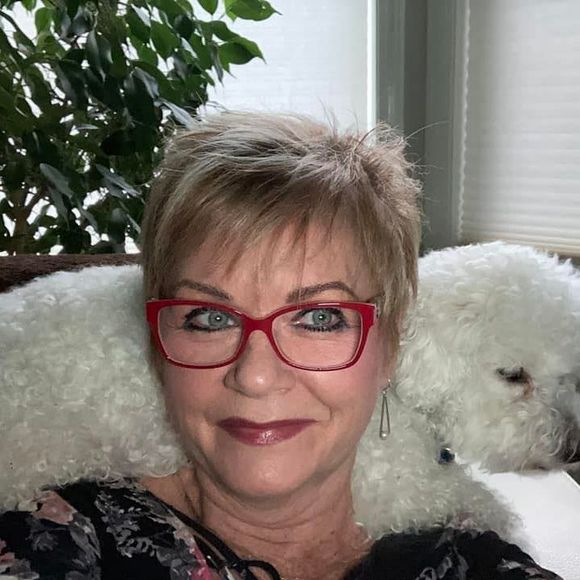 Profile Picture of Elfrieda Easson (@elfriedaeasson) on Poshmark