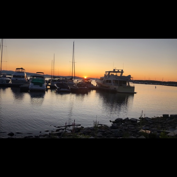 Profile Picture of Carley Giroux (@cggiroux) on Poshmark