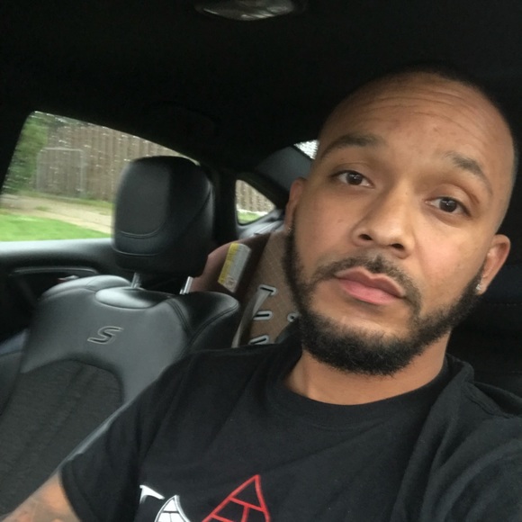 Profile Picture of Carlos Evans (@carlosjr1223) on Poshmark