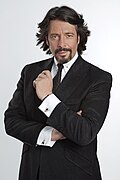 Profile Picture of Laurence Llewelyn-Bowen - Wikipediaon Wikipedia