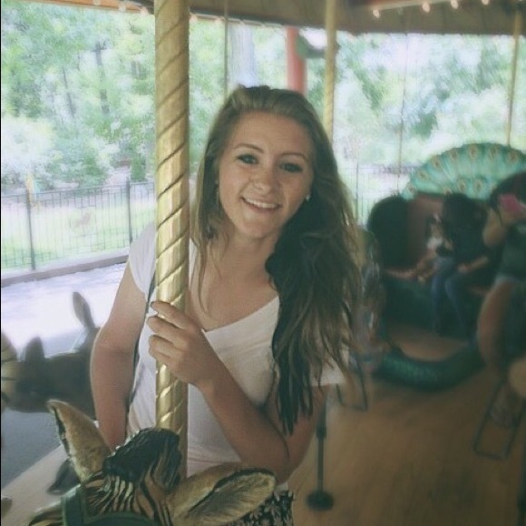 Profile Picture of Allison Bayer (@allishit) on Poshmark