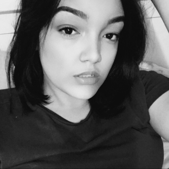 Profile Picture of Angie Irizarri (@angiemariai) on Poshmark
