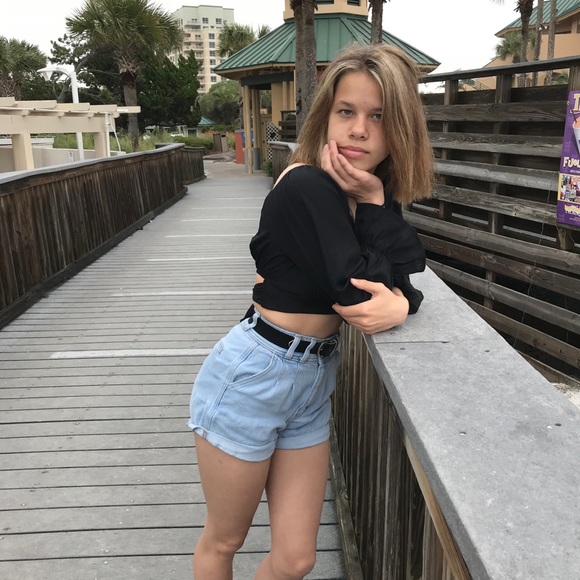 Profile Picture of Emily Sword (@e_sword) on Poshmark