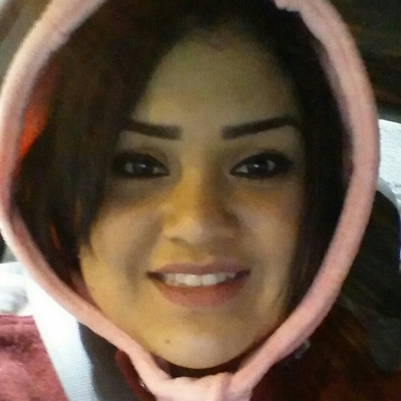 Profile Picture of Nidia Castillo (@nidiacb) on Poshmark