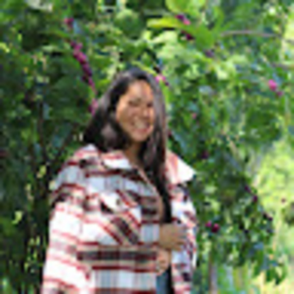 Profile Picture of Melany Lingle (@melanylingle17) on Poshmark