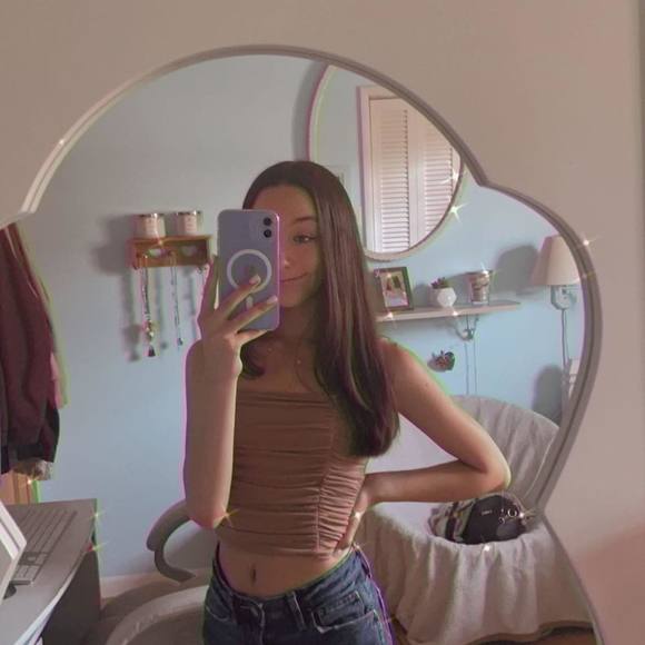 Profile Picture of Samantha Ward (@ward727) on Poshmark