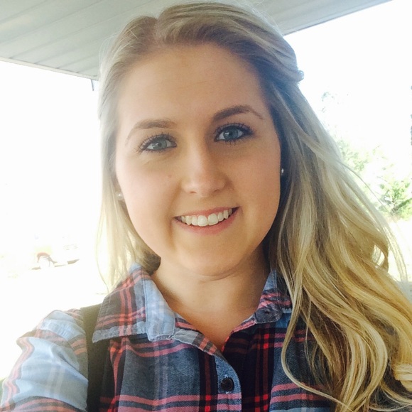 Profile Picture of Megan Bates (@meganbates05) on Poshmark