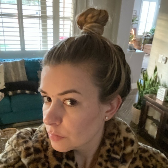 Profile Picture of Julianne Smith (@julesgems131) on Poshmark