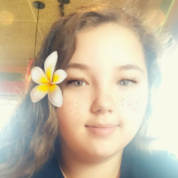 Profile Picture of Courtney Beesler (@courtneybeesler) on Poshmark