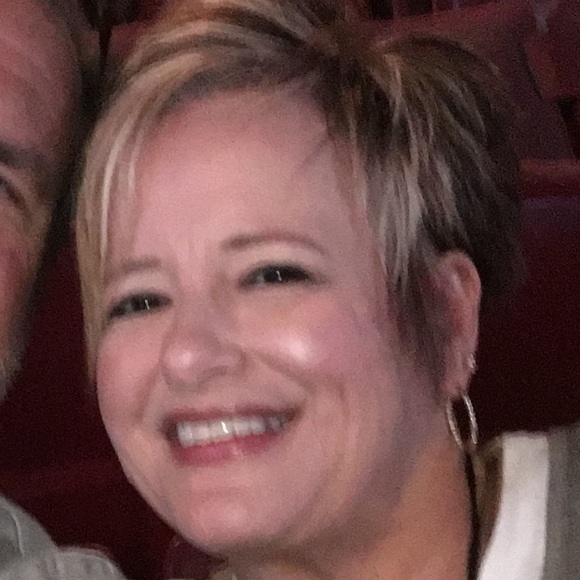 Profile Picture of Lisa Mccloskey (@lubaann220) on Poshmark
