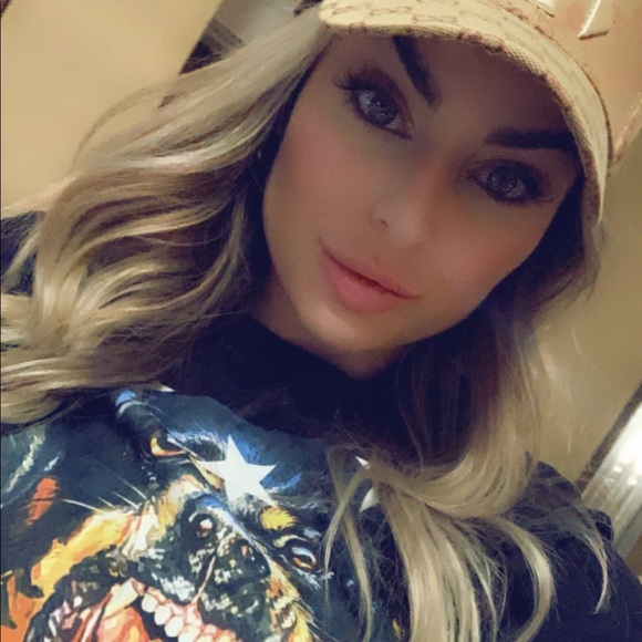 Profile Picture of Samantha Shore (@sam21rae) on Poshmark