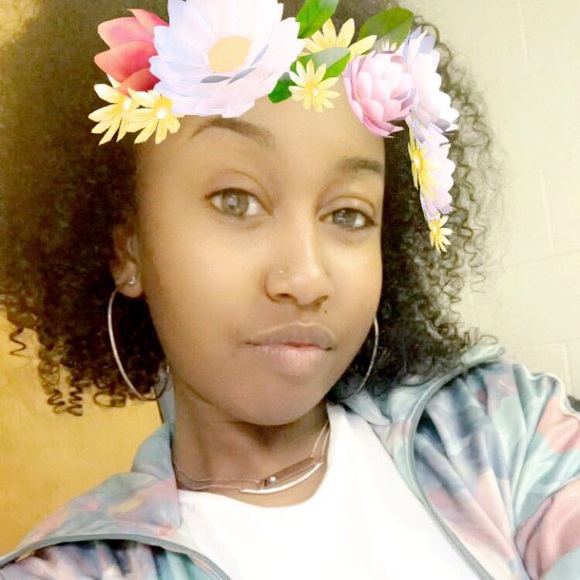 Profile Picture of Artésian Hines (@artesian) on Poshmark