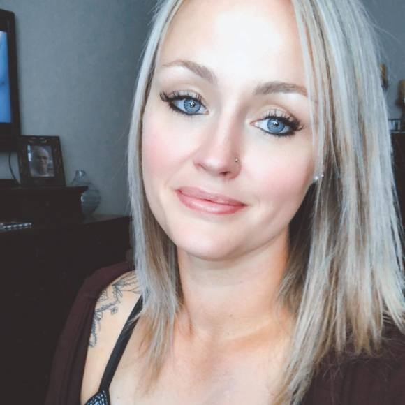 Profile Picture of Christa Lennie (@christalennie) on Poshmark