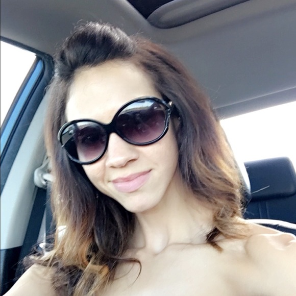 Profile Picture of Angela Koch (@agk1989) on Poshmark