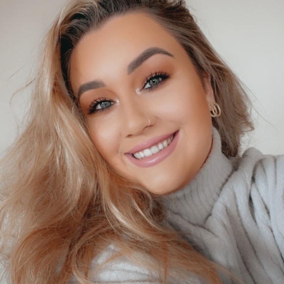 Profile Picture of Kate Hendrix (@hendrix_kate) on Poshmark