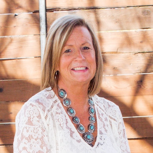 Profile Picture of Vickie Tudor (@vickier22) on Poshmark