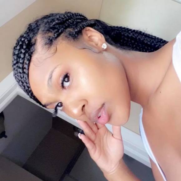 Profile Picture of Shayna Roberts (@shaynaroberts12) on Poshmark