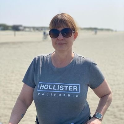 Profile Picture of Clare Thorpe (@ClareThorpe13) on Twitter