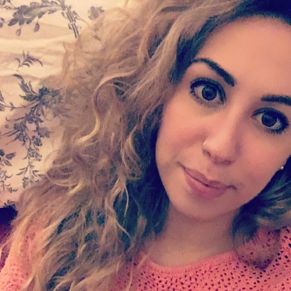 Profile Picture of Laetitia Bonnamy (@laetitiabnmy) on Poshmark