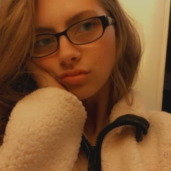 Profile Picture of Emma Desanzo (@edesanzo) on Poshmark