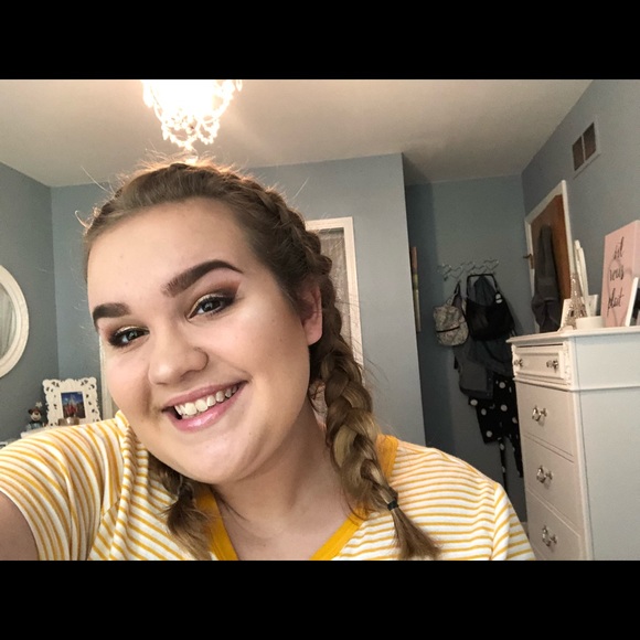 Profile Picture of Annie Droelle (@anniedroelle) on Poshmark