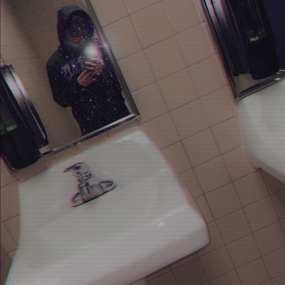 Levi Hassloch - Poshmark Profile Picture of Levi Hassloch (@lofi_vxid) on Poshmark