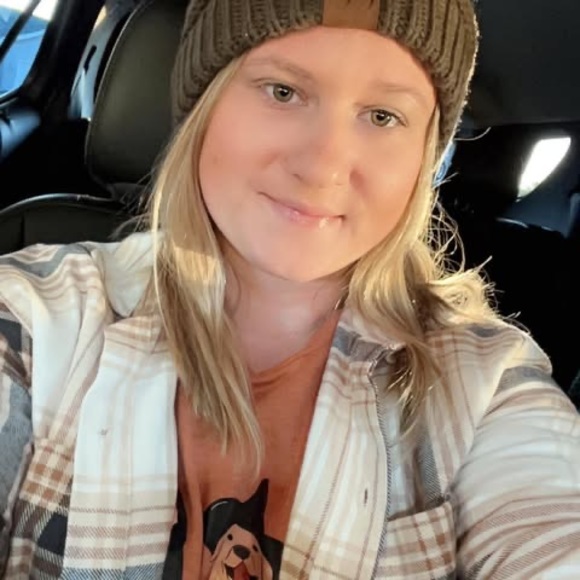 Profile Picture of Ashley Zellner (@wiscogirl16) on Poshmark