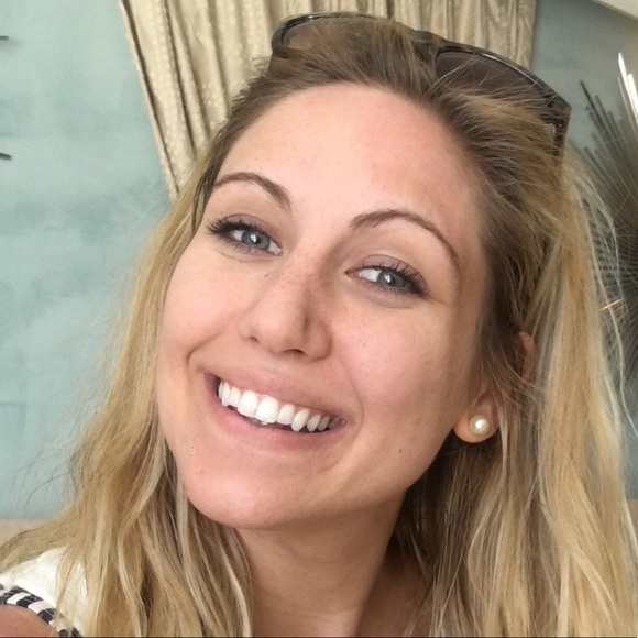 Profile Picture of Alexa Jacobs (@alexaannejacobs) on Poshmark