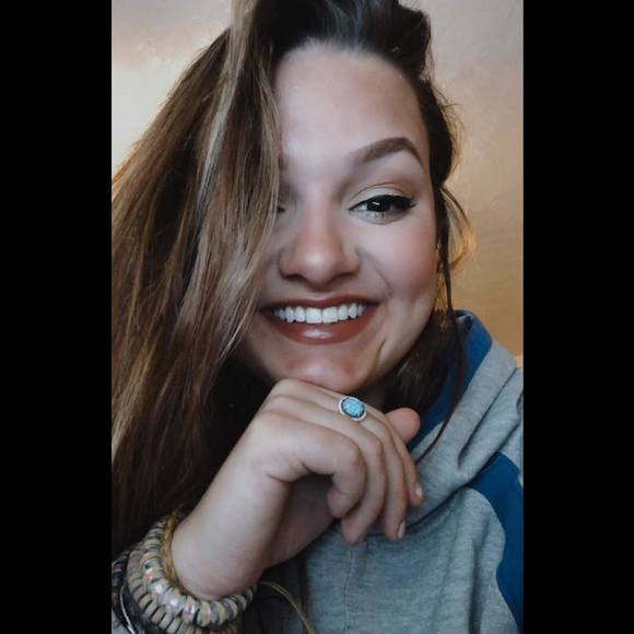 Profile Picture of Joelle Rosky (@joelle9816) on Poshmark