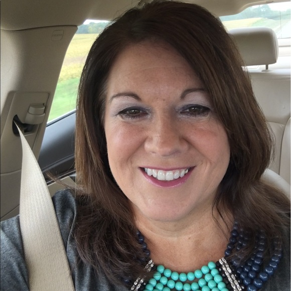 Profile Picture of Jayne Malueg (@jaynemalueg) on Poshmark