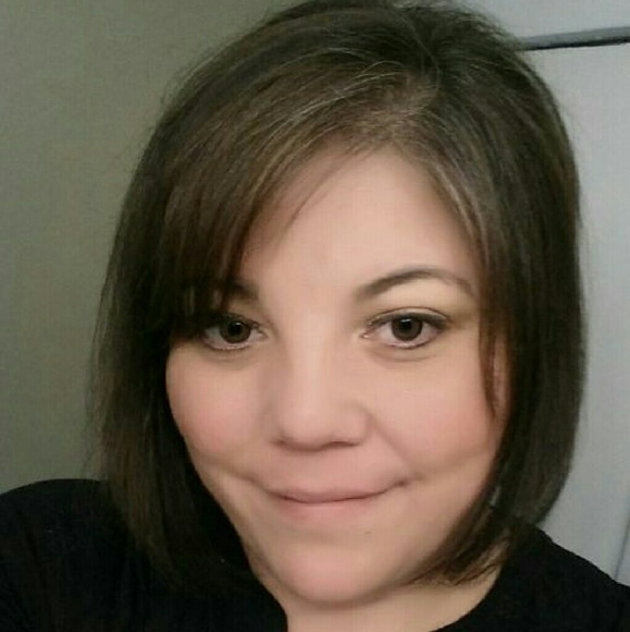 Profile Picture of Renee Serna (@renee4275) on Poshmark