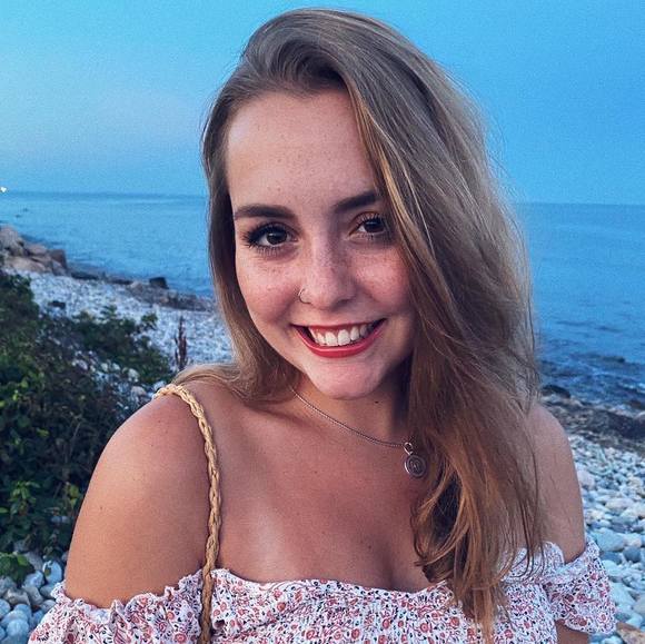 Profile Picture of Katie Swarthout (@kswarthout) on Poshmark
