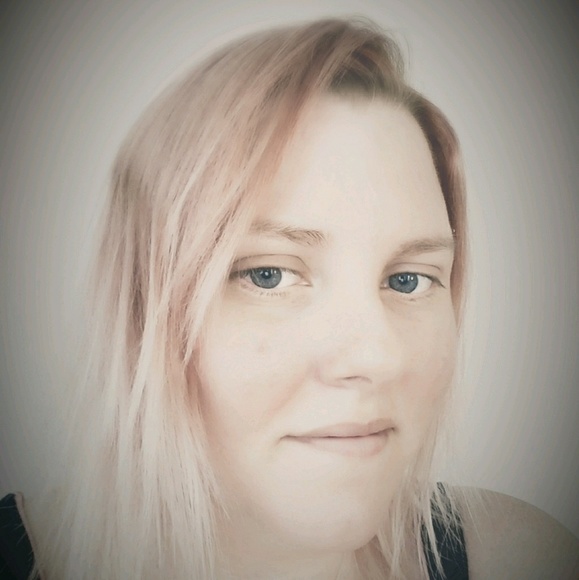 Profile Picture of Crystal Graves (@crystal1182) on Poshmark